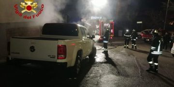 Incendio d’auto a Nuoro: distrutto un pick-up in via Pablo Neruda