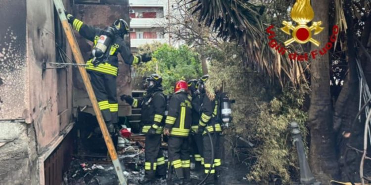 Terrore a Quartu Sant’Elena, incendio in un cortile privato di una palazzina condominiale