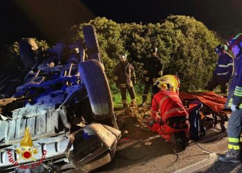 Esce di strada e si ribalta: i Vigili del Fuoco estraggono un uomo dalle lamiere