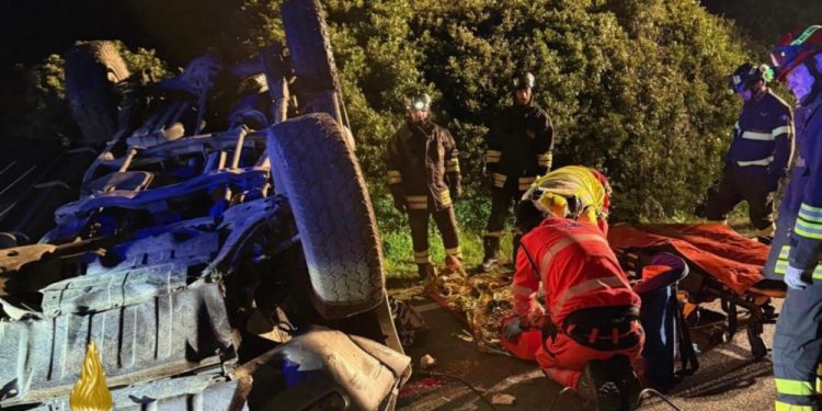 Esce di strada e si ribalta: i Vigili del Fuoco estraggono un uomo dalle lamiere