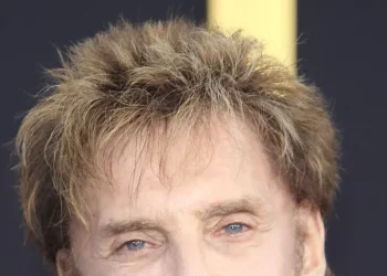 Il cantante americano Barry Manilow annuncia di avere un cancro ai polmoni