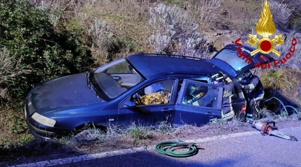 Castelsardo, esce di strada e rimane incastrato tra le lamiere dell’auto: salvato dai Vigili del Fuoco