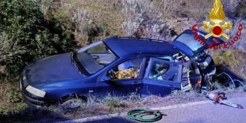 Castelsardo, esce di strada e rimane incastrato tra le lamiere dell’auto: salvato dai Vigili del Fuoco