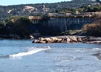 Grig:  “Un cantiere edile sul mare a Porto Taverna”