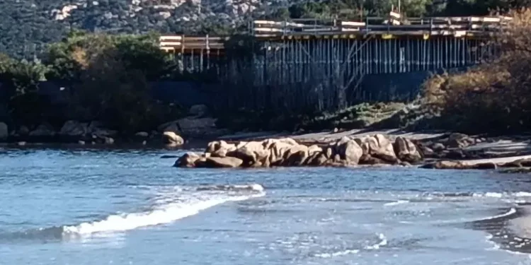 Grig:  “Un cantiere edile sul mare a Porto Taverna”