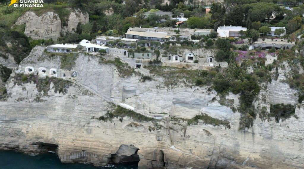 Abusi edilizi dal 1958: la Guardia di Finanza sequestra un maxi resort a Ischia