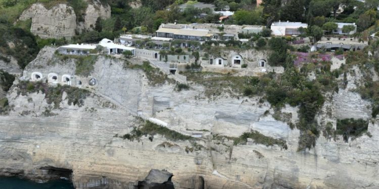 Abusi edilizi dal 1958: la Guardia di Finanza sequestra un maxi resort a Ischia