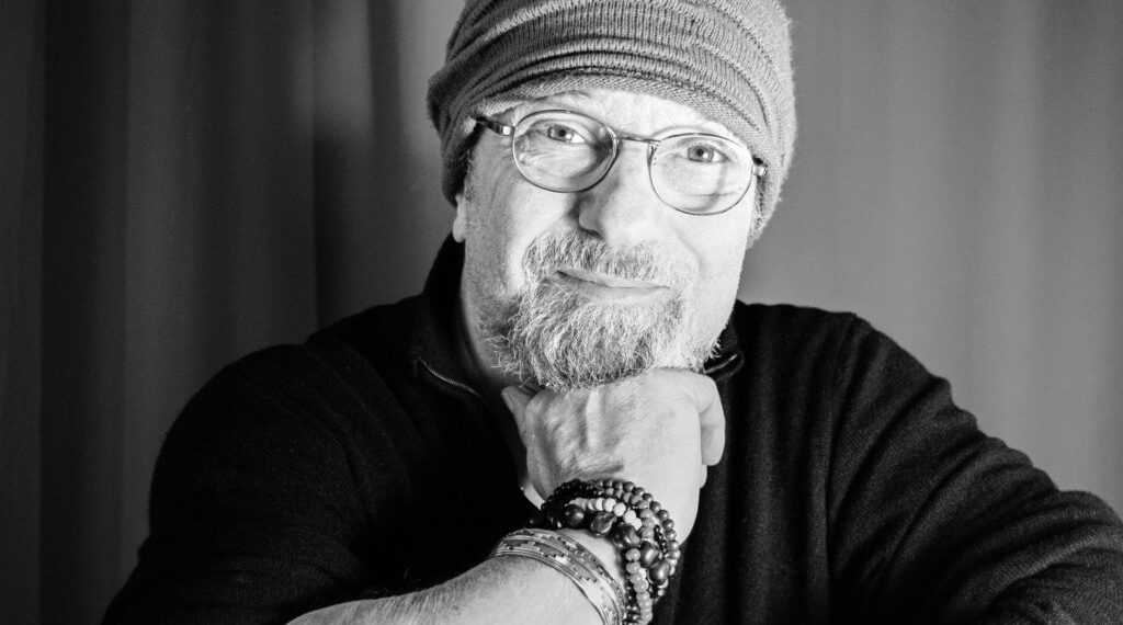 Sergio Caputo festeggia l’uscita del suo documentario con un live al Bflat di Cagliari