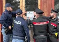 Carabinieri e poliziotti accerchiati e colpiti con petardi a Silanus