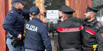 Carabinieri e poliziotti accerchiati e colpiti con petardi a Silanus