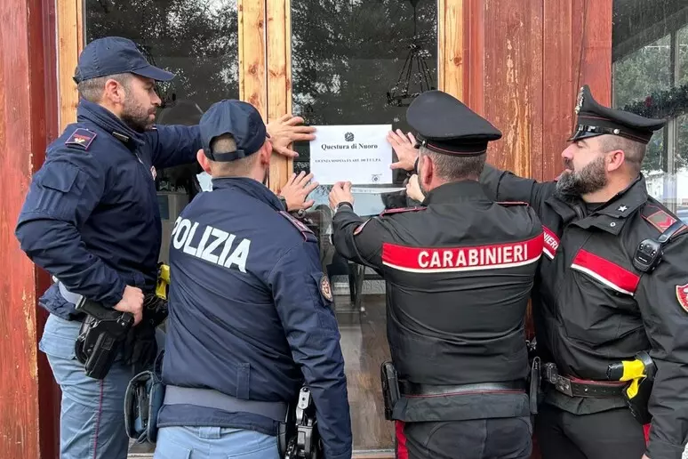 Carabinieri e poliziotti accerchiati e colpiti con petardi a Silanus