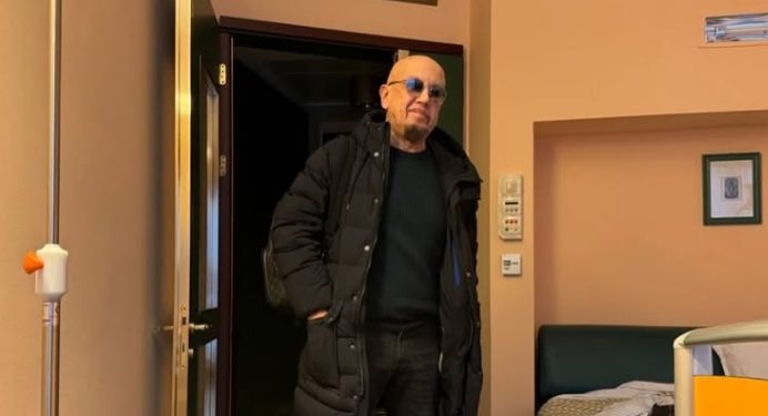 Enrico Ruggeri è stato operato: “Evito la foto dal letto d’ospedale, ora comincia il silenzio obbligato”