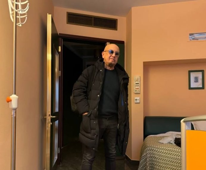 Enrico Ruggeri è stato operato: “Evito la foto dal letto d’ospedale, ora comincia il silenzio obbligato”