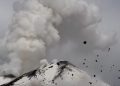 Fumo e cenere in mezzo alla neve: Etna, lo show di Natale