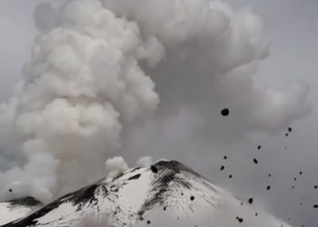 Fumo e cenere in mezzo alla neve: Etna, lo show di Natale