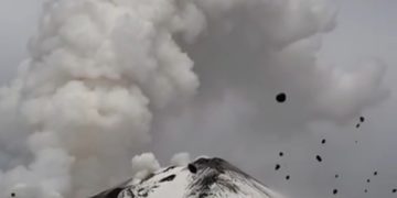 Fumo e cenere in mezzo alla neve: Etna, lo show di Natale
