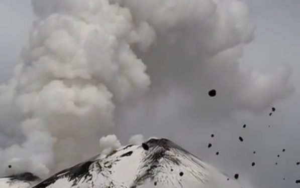 Fumo e cenere in mezzo alla neve: Etna, lo show di Natale