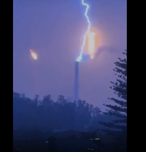 Sarroch, fuoco e miasmi alla Saras: “Colpa di un fulmine che ha causato un blackout”: ma alcune immagini sembra smentiscano l’azienda