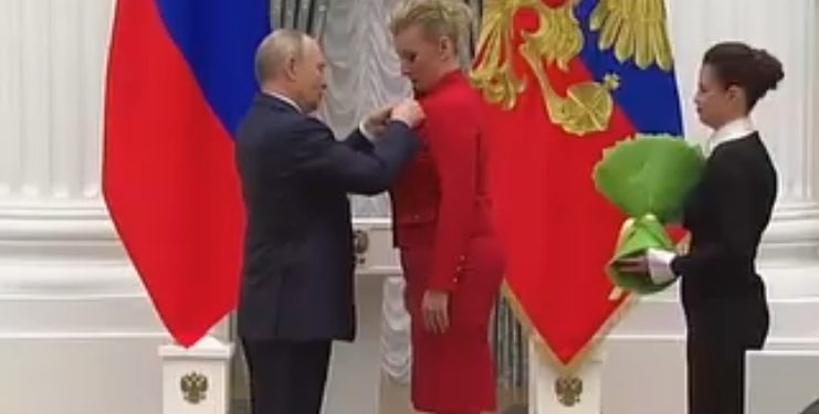 Vladimir Putin ha conferito a Maria Zakharova l’Ordine “Per i meriti alla Patria” di quarta classe