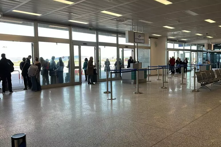 Allarme all’aeroporto di Alghero per uno spray urticante, evacuata la sala partenze