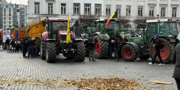 Agricoltori in protesta a Bruxelles, petardi e letame contro le istituzioni