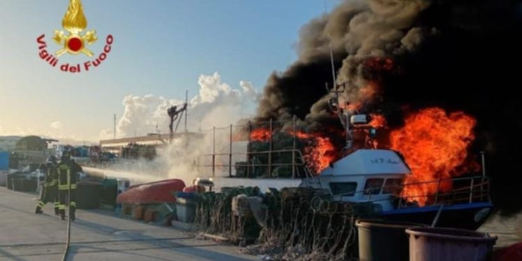 Cagliari, due feriti nel peschereccio in fiamme