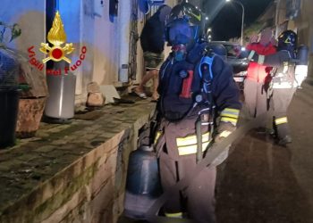 Paura a Sant’Antonio di Gallura, abitazione in fiamme: una persona ustionata