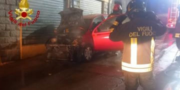 Auto in fiamme a Bono, intervento dei Vigili del Fuoco