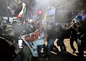 I manifestanti tentano rientro in Askatasuna ma vengono respinti: scontri con la polizia