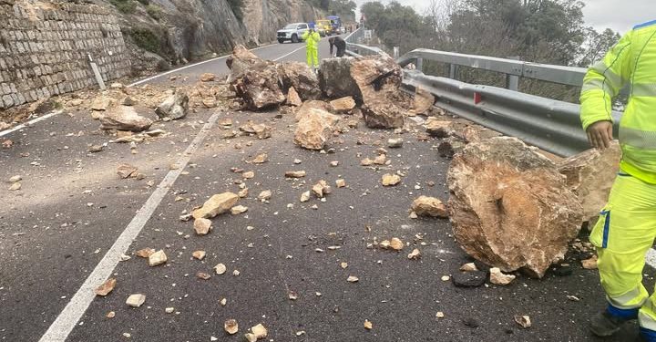 Maltempo, strada statale 125 chiusa per frana