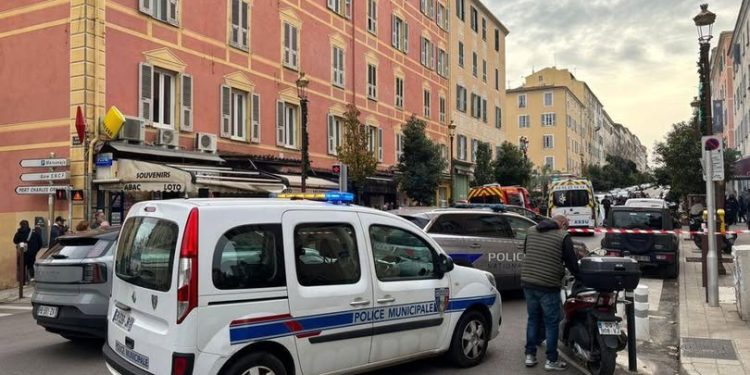 Terrore in Corsica, ad Ajaccio un uomo armato di coltello ucciso dalla polizia