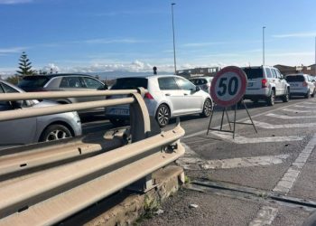 L’ennesima fila chilometrica nell’asse mediano: asfalto nuovo, traffico bloccato a tre giorni da Natale