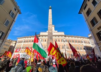 Usb: “Approvata la manovra di guerra, peggiorativa persino rispetto alla proposta originaria”