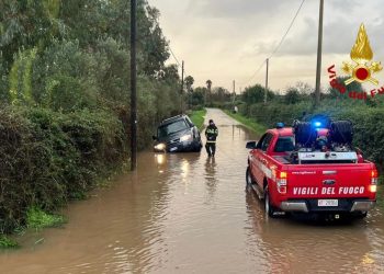 Maltempo ad Alghero, fiumi esondati e auto intrappolate