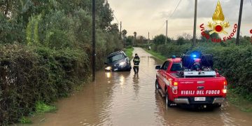 Maltempo ad Alghero, fiumi esondati e auto intrappolate