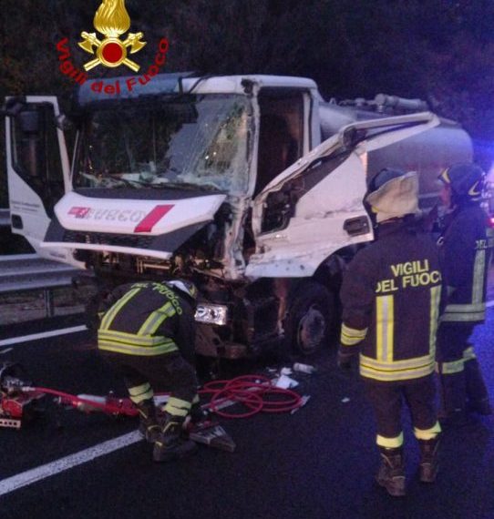 Nuoro, sconto frontale tra due camion: un ferito grave