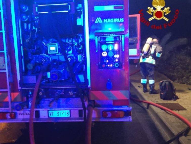 Abitazione in fiamme a La Maddalena