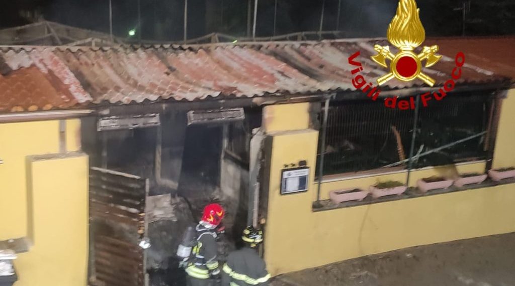 Paura a Sassari, bar in fiamme nella notte