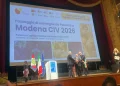 Il sindaco di Modena riceve la targa di Capitale italiana del volontariato per il 2026