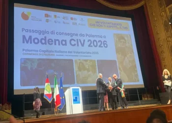 Il sindaco di Modena riceve la targa di Capitale italiana del volontariato per il 2026