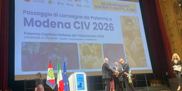 Il sindaco di Modena riceve la targa di Capitale italiana del volontariato per il 2026