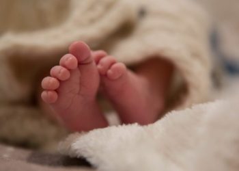 A Gaza un neonato è morto di freddo all’ospedale Nasser