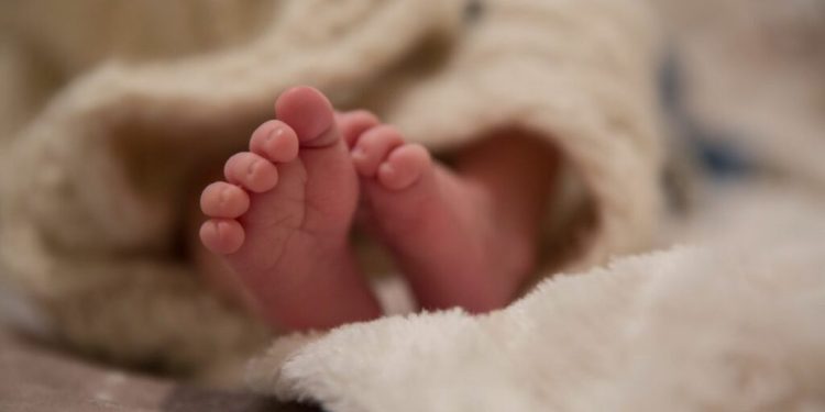 A Gaza un neonato è morto di freddo all’ospedale Nasser