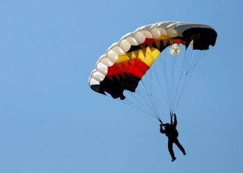 Si intrecciano i paracadute dopo il lancio: due morti