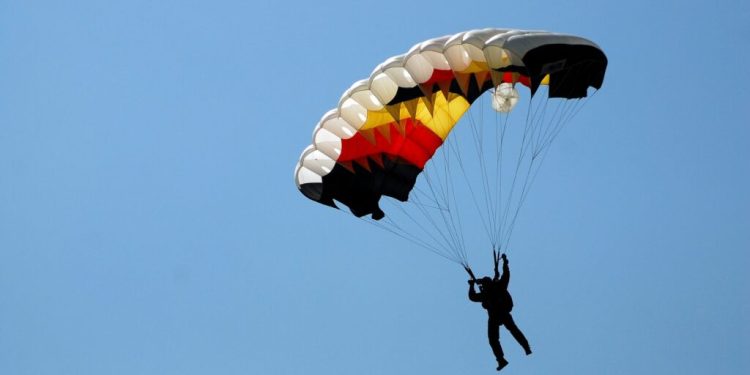 Si intrecciano i paracadute dopo il lancio: due morti