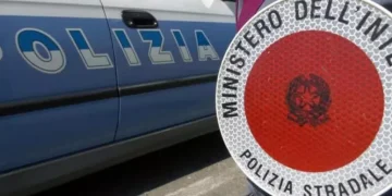 Schianto tra auto e moto, muore una 18enne mentre andava a scuola
