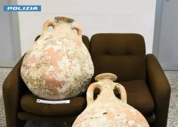 Spacciava droga e aveva in casa anfore romane e un bronzetto nuragico