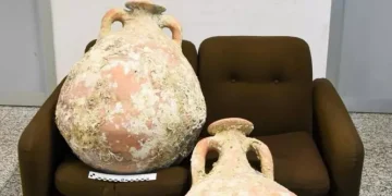 Spacciava droga e aveva in casa anfore romane e un bronzetto nuragico