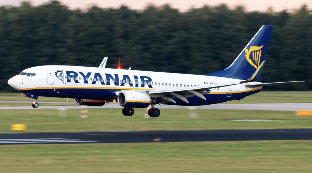 L’Antitrust multa Ryanair per 256 milioni: “Abuso di posizione dominante sulla vendita dei biglietti”