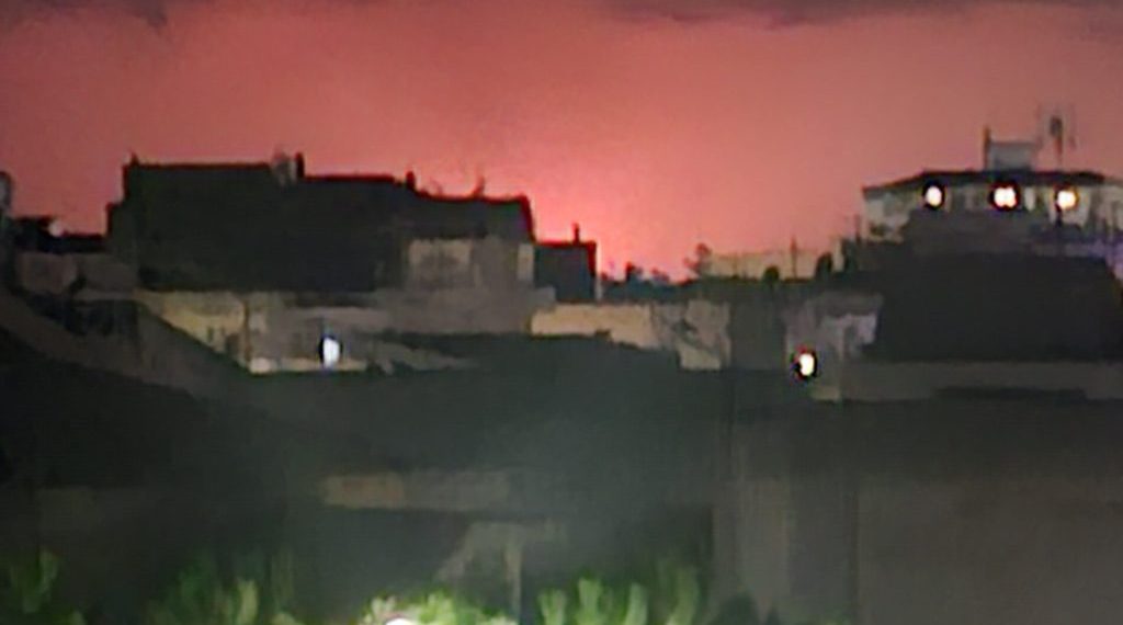 Fiamme altissime dentro la Saras: fuoco visibile in tutto l’hinterland Cagliaritano